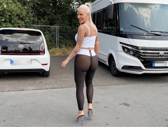 Bubble butt puttana per hobby scopata sulla A57 | Nuovi leggings per scopate veloci testati