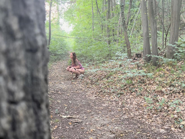 Sorpreso a fare pipì selvaggiamente nel bosco! Mi avresti trattato così dopo?????????