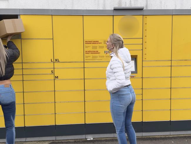 RAGAZZE PISCI DI JEANS | Pipì pubblica allo sportello pacchi