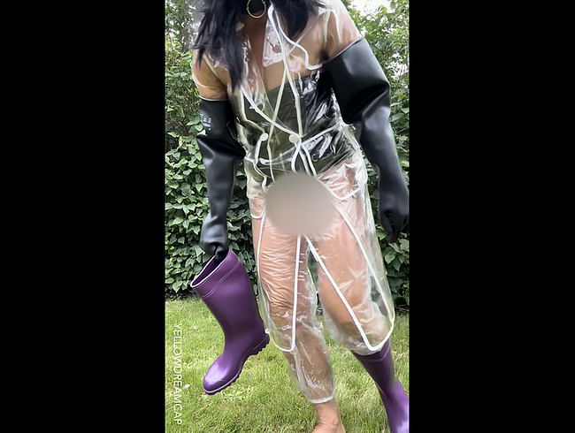 Cappotto in PVC trasparente con pantaloni di plastica e pipì calda e piena negli stivali di gomma