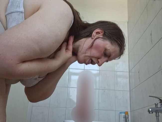 Mi sono divertito con il mio dildo in bagno.