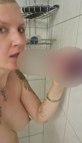 Bocchino sotto la doccia con un dildo