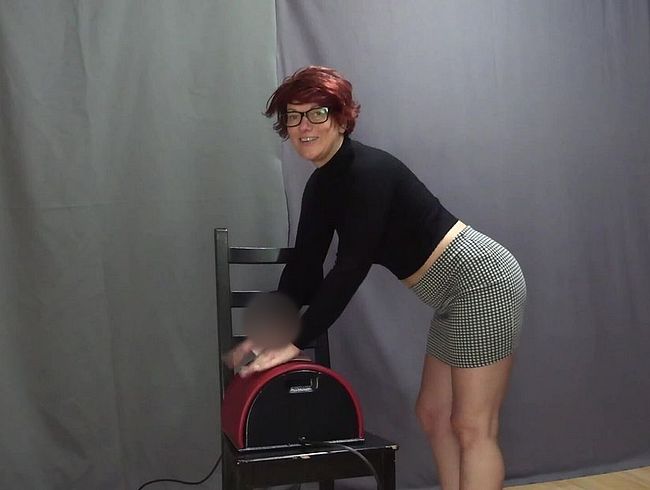 La segretaria guida il Sybian