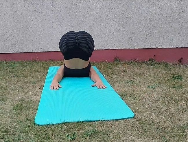 Esercizi di yoga hot con un plug nel culo!! Faceva così caldo.